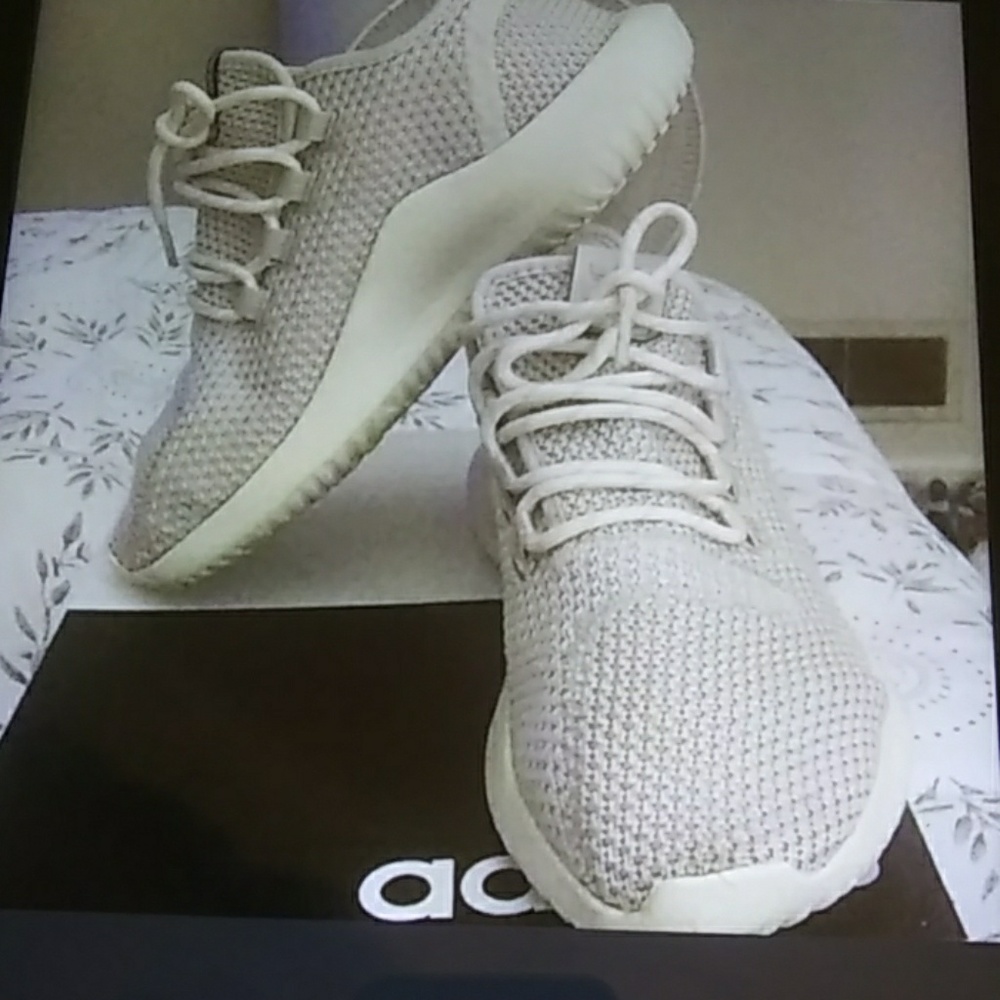 Adidas Tubular size 5